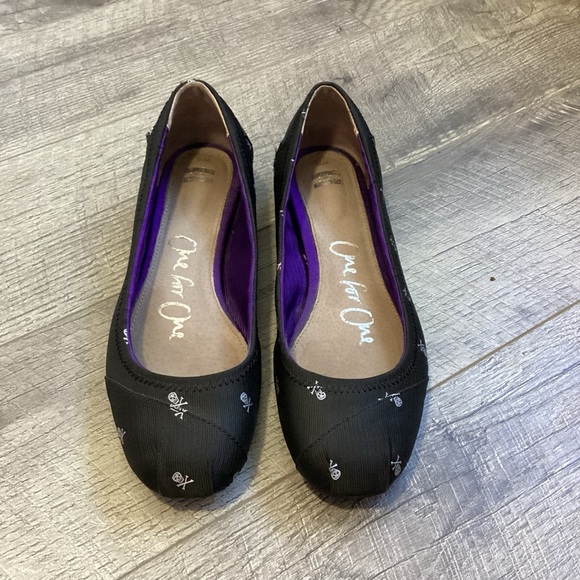 Toms Shoes - Toms One For One Skull Ballerina Flats Size 8